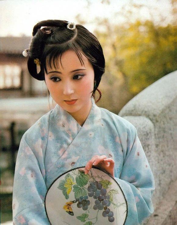 "林妹妹"陈晓旭的珍贵照片,那时没有美颜,这才是水灵