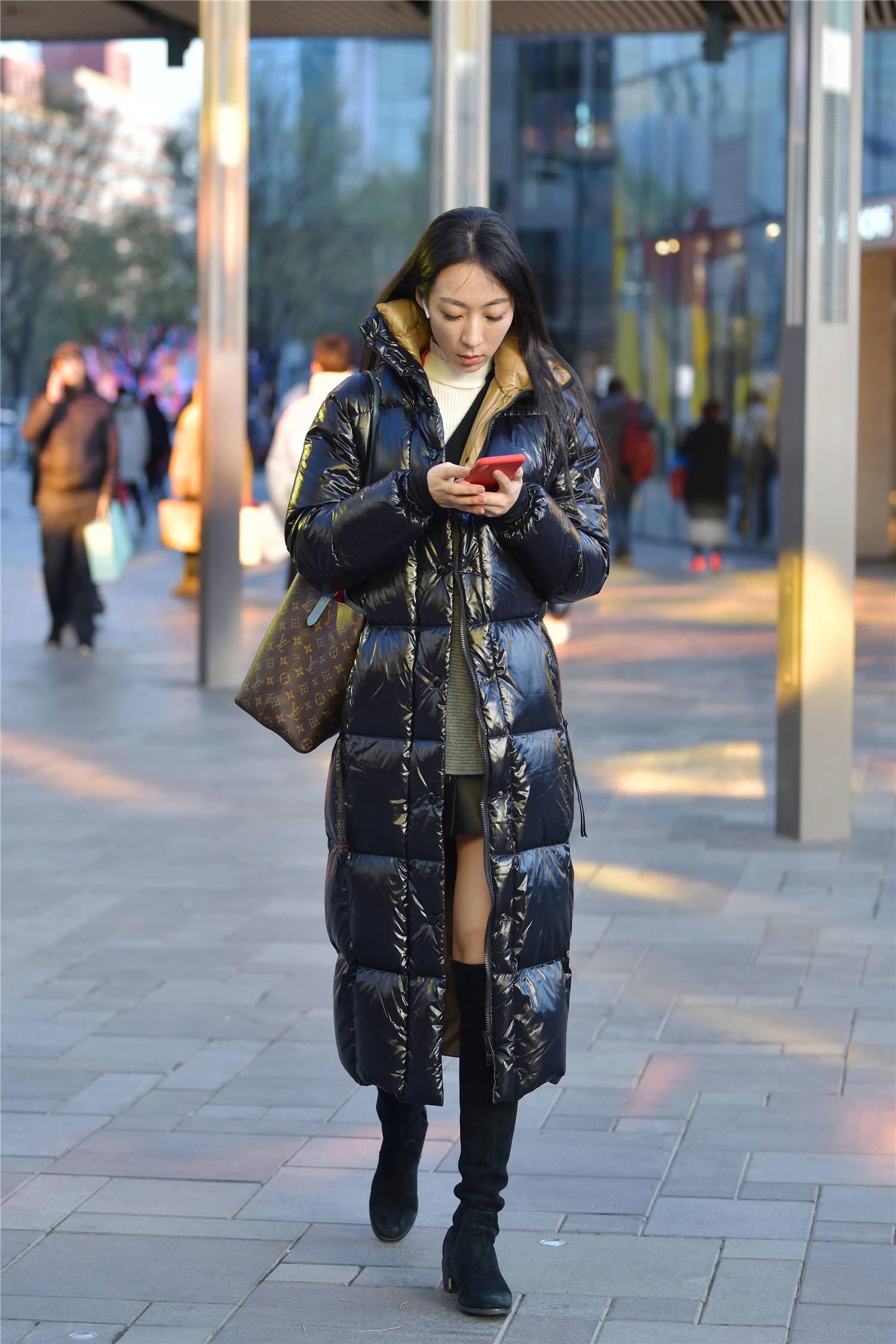 冬季最简单的搭配,长款羽绒服,简约还很时尚