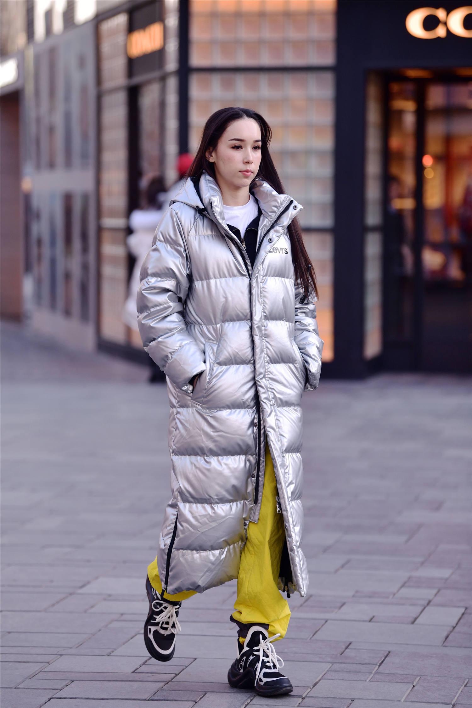 冬季最简单的搭配,长款羽绒服,简约还很时尚