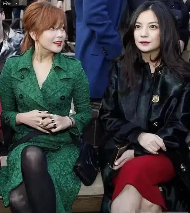 觉得黑头发其实还是好看的~宋慧乔和我们的素颜女神王丽坤同框的时候