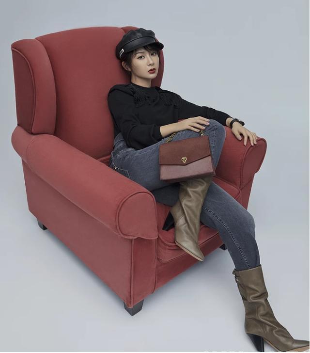 杨紫终于"洋气"了一次,登nylon封面,西装百褶裙过于撩人