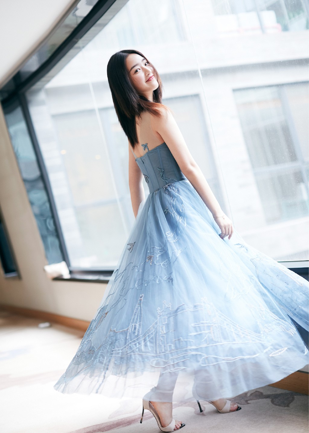 她才14岁在娱乐圈已是"戏骨",穿全套黑色现身,腿型很真实了|邓恩熙|腿