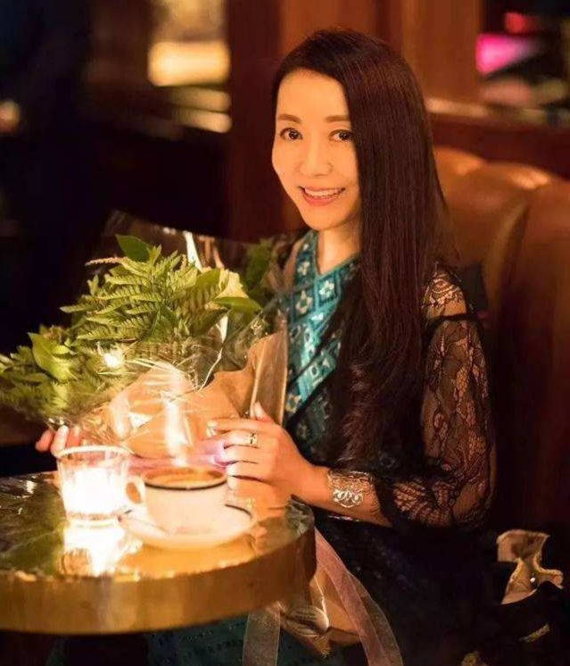 她10岁凭一首歌红了30年,今52岁找25岁男友,成人生赢家|程琳|男友