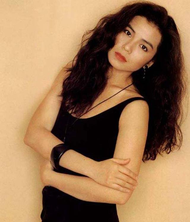 59岁钟楚红逛菜场打扮随意照样抢眼亲自挑猪肉毫无女神包袱