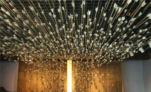 有学者表示那是因为"箭阵"的缘故,古代打仗时,弓箭手们都是聚在一起