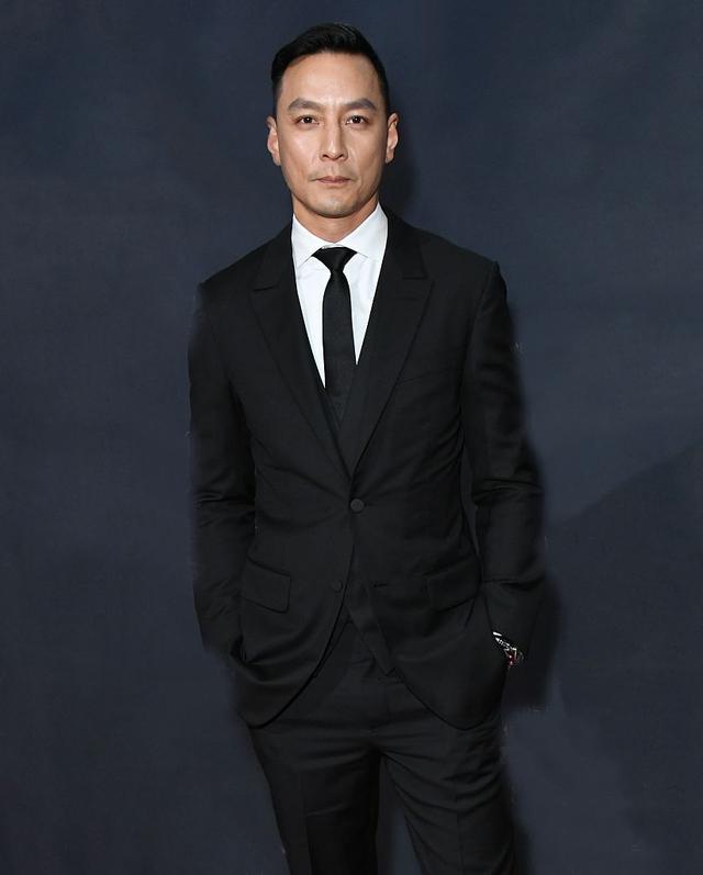 吴彦祖携41岁外籍妻子亮相身材高挑气质极佳相恋17年有夫妻相