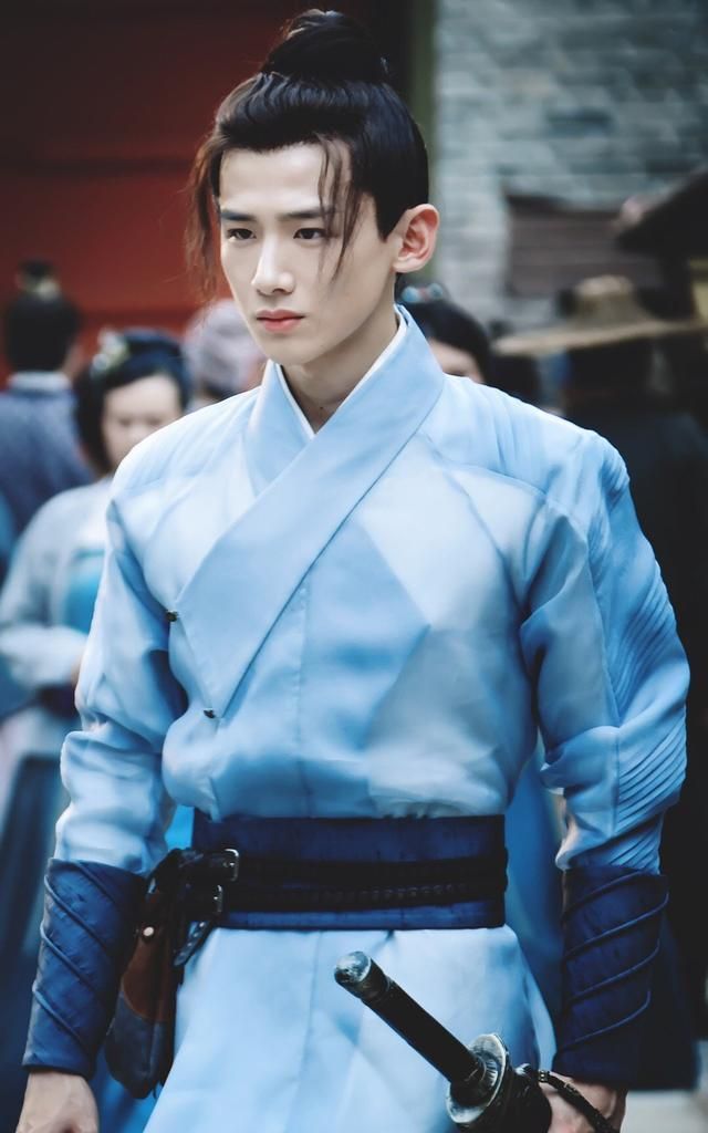 白敬亭《天盛长歌》顾南衣,白衣朗润黑衣遒劲,古装江湖少年郎