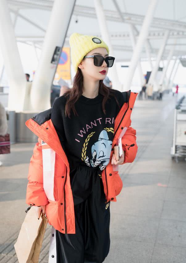 35岁戚薇玩转少女风,橘色羽绒服搭配小黄帽,毛衣也能穿出高级感
