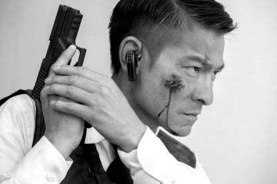 周润发拿枪,李连杰拿枪,吴京拿枪,但是都没最后一个拿枪霸气