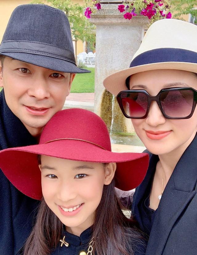 赵文卓老婆晒儿女作品仨儿女优秀度不输王诗龄网友喊话快出书