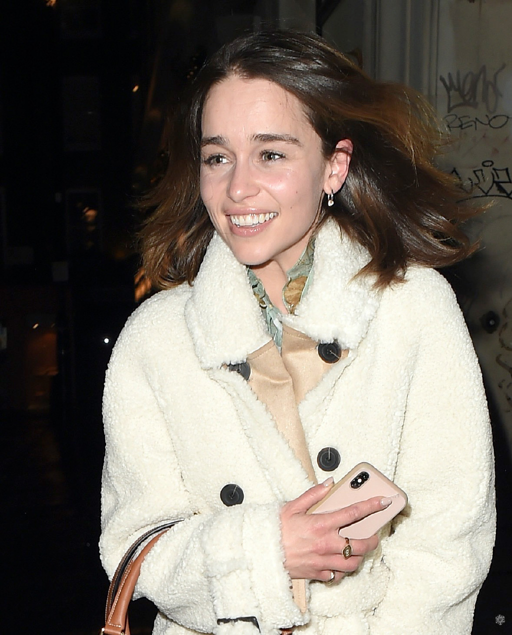 龙妈艾米莉亚克拉克素颜出镜容颜虽然老了但笑容超治愈