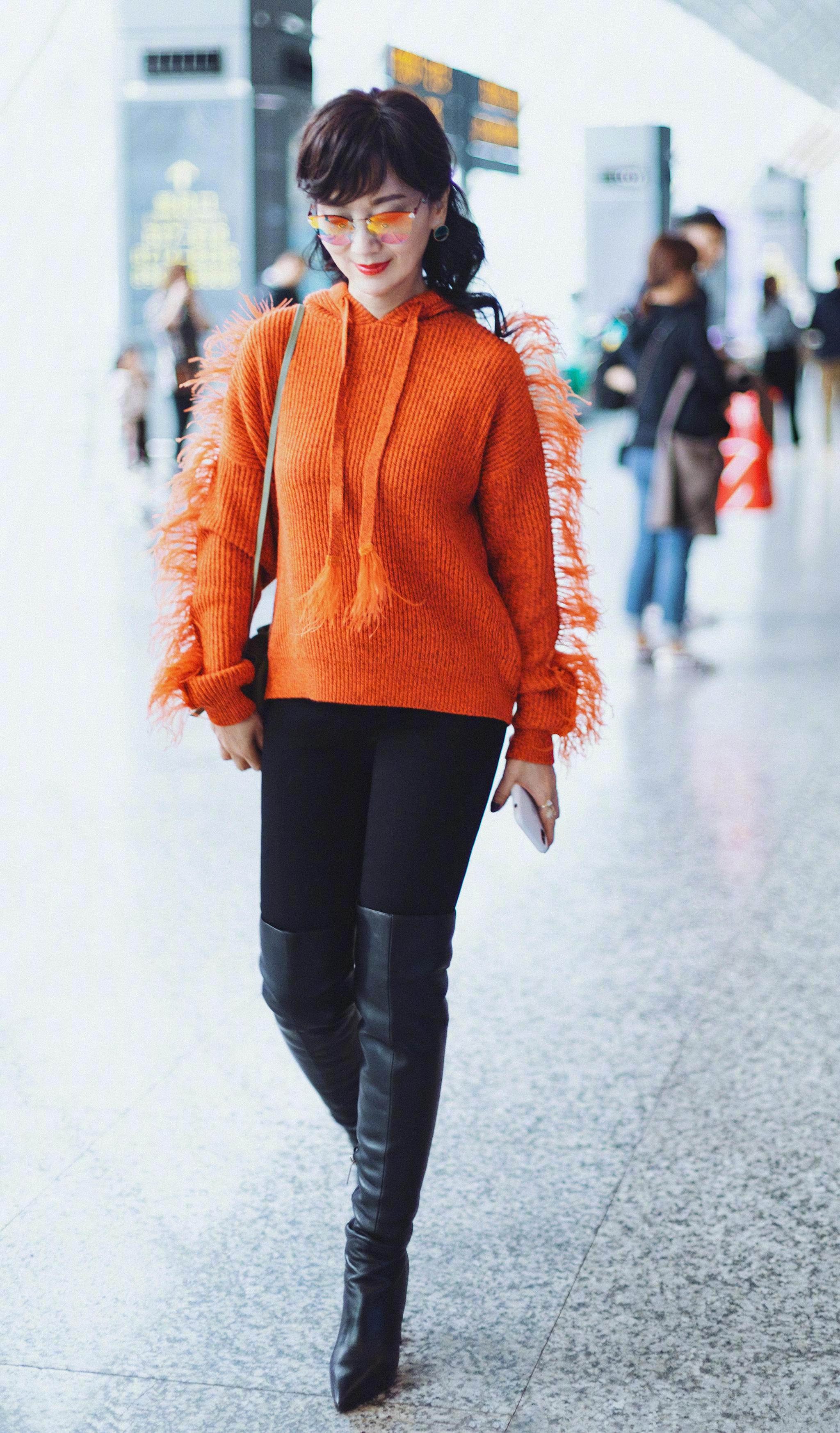 赵雅芝冬日穿搭好温暖,橘色毛衫搭配长筒靴,减龄时髦又高级