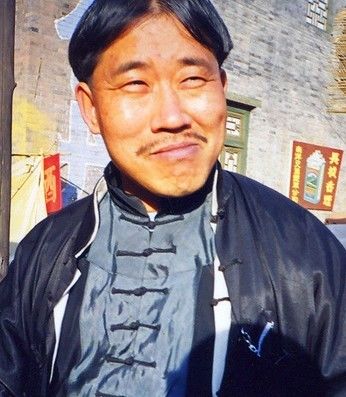 他出道27年,学过童子功,被称为"反派专业户",妻子端庄秀美