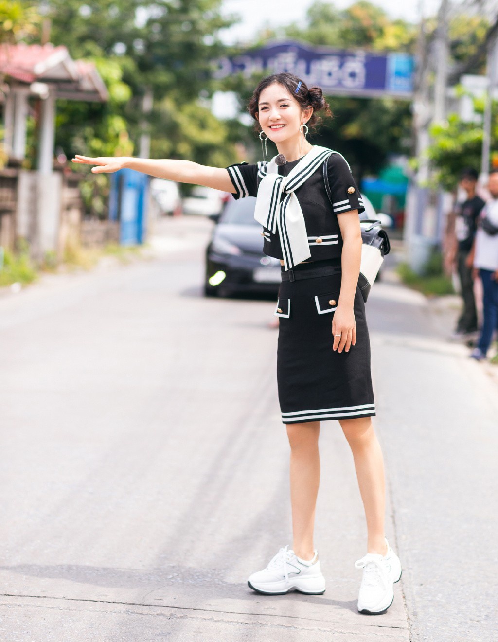 谢娜还能这么美,酒红色亮片衣 包臀皮裙,复古抢眼充满女人味