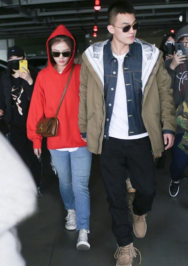 马思纯欧豪一路牵手,低调秀恩爱,妈妈同行也跟着吃狗粮