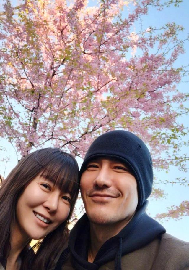 47岁柯蓝不婚不育却晒和他的亲密合影难道不介意情史吗