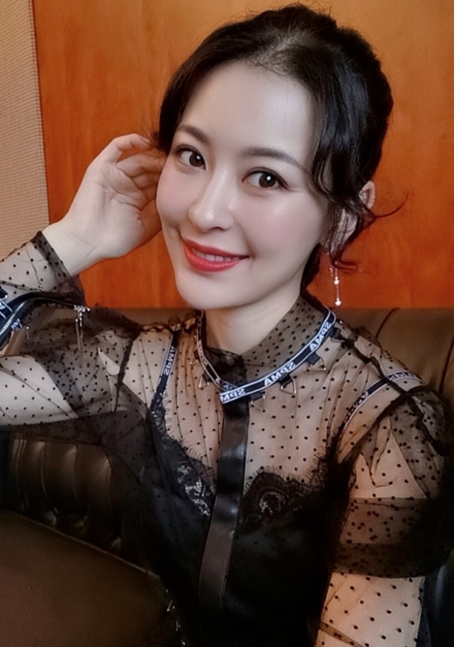 生活中的张净桐也是一个很有魅力的女人呢,她的日常穿搭风格是比较