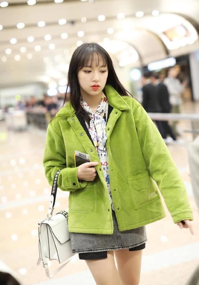 107斤的程潇衣品开挂,草绿色外套竟穿出时尚感,就是腿看着很冷