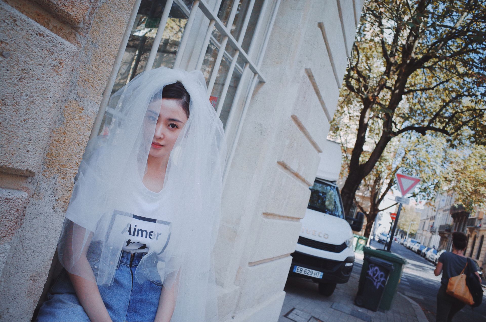 t恤 牛仔搭配头纱,张天爱小姐姐,是想要结婚的节奏?