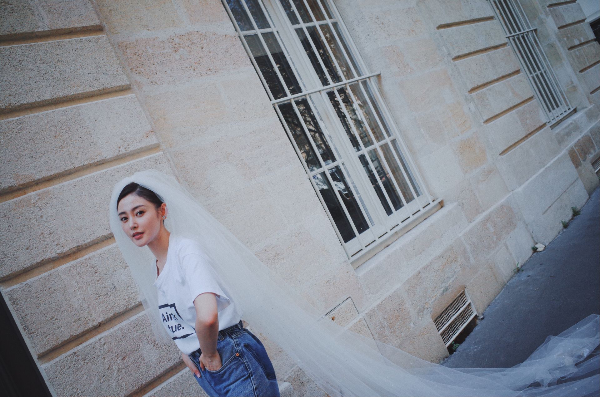 t恤 牛仔搭配头纱,张天爱小姐姐,是想要结婚的节奏?