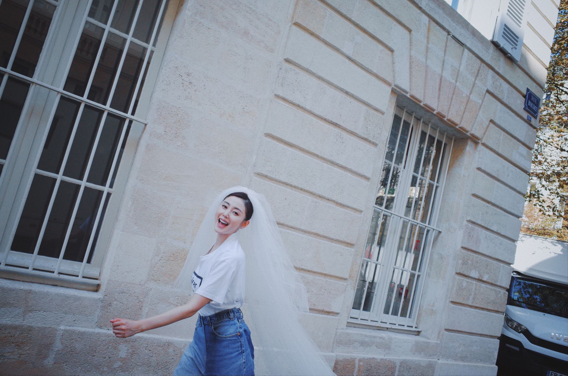 t恤 牛仔搭配头纱,张天爱小姐姐,是想要结婚的节奏?