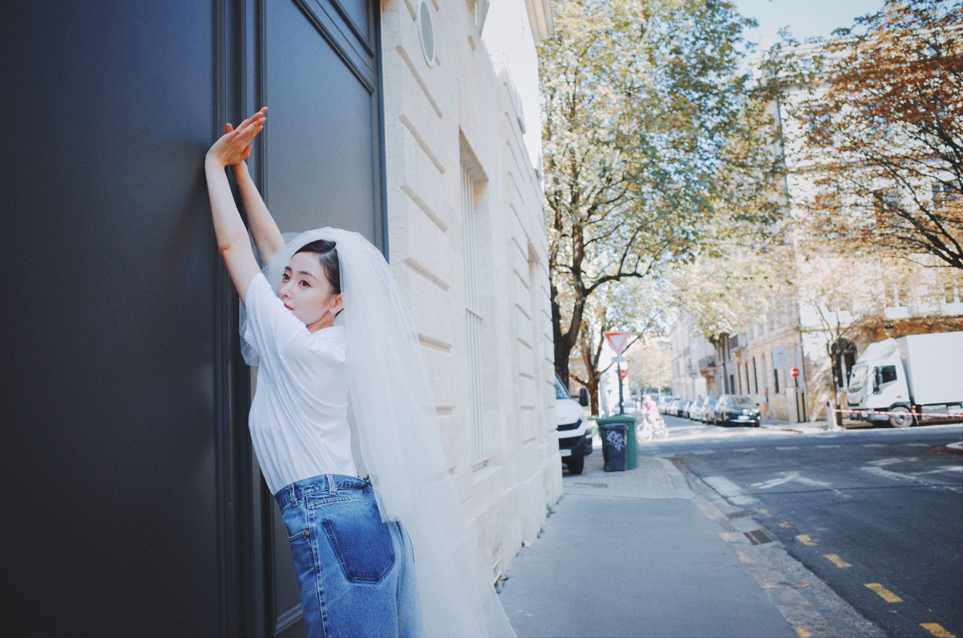 t恤 牛仔搭配头纱,张天爱小姐姐,是想要结婚的节奏?