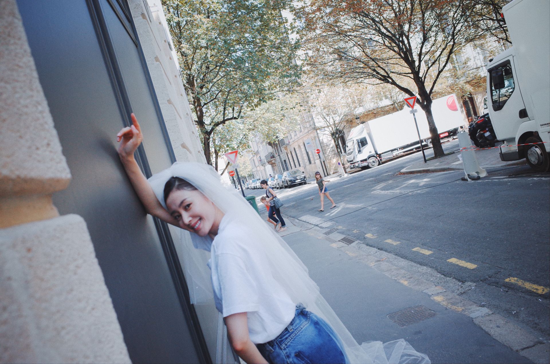 t恤 牛仔搭配头纱,张天爱小姐姐,是想要结婚的节奏?