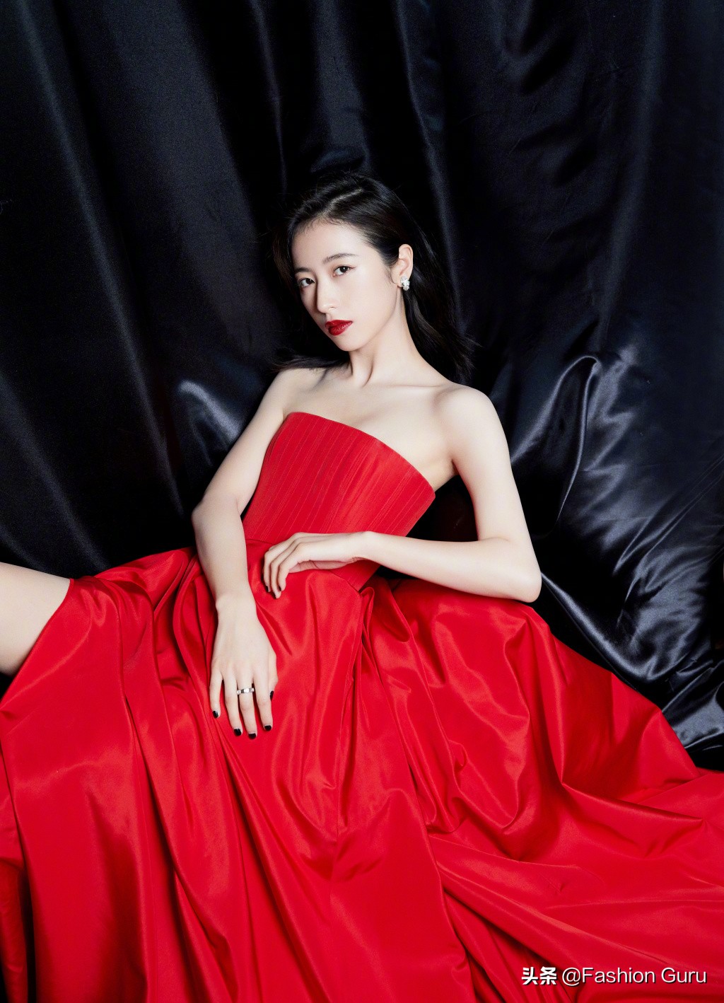 周雨彤大气红裙亮相凤凰网时尚盛典