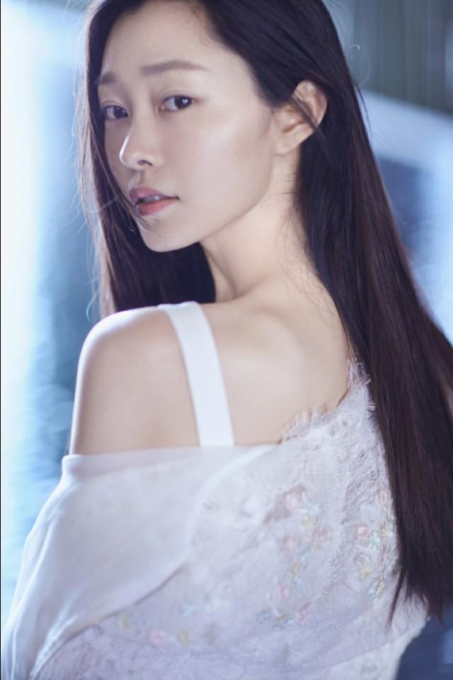 宋轶简约白色短裙,搭配同色蕾丝外套,吊带设计凸显完美锁骨线