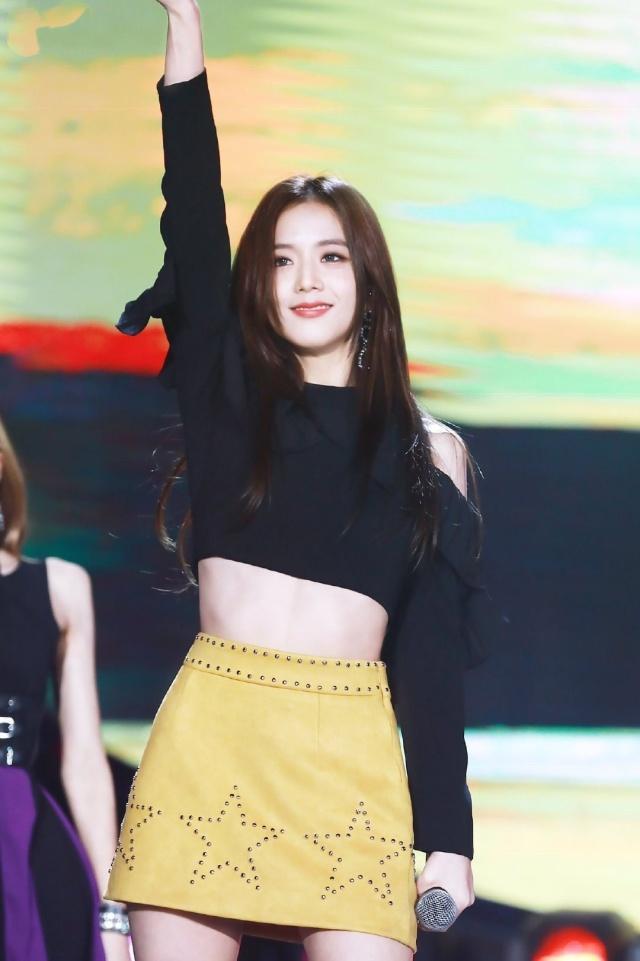 不愧是"四代女团神颜",金智秀露脐上衣拼接裤现身,蚂蚁腰吸睛