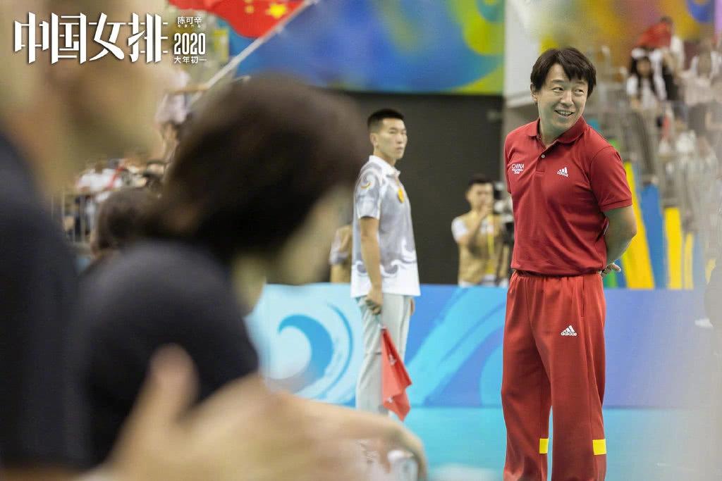 黄渤出演《中国女排》,与彭昱畅饰演同一角色,二人神态造型相似