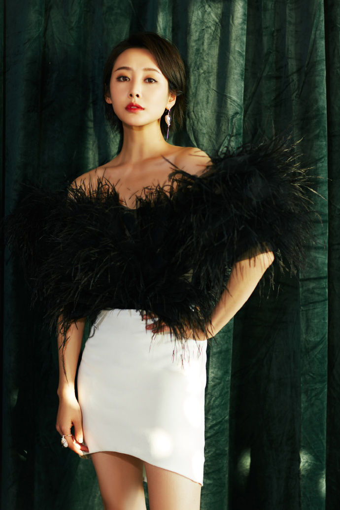 李纯黑色羽毛裙好惊艳,耳畔摇曳的心形气球耳环,更是让人惊喜