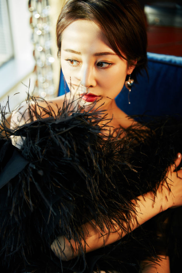 李纯黑色羽毛裙好惊艳,耳畔摇曳的心形气球耳环,更是让人惊喜|羽毛裙|