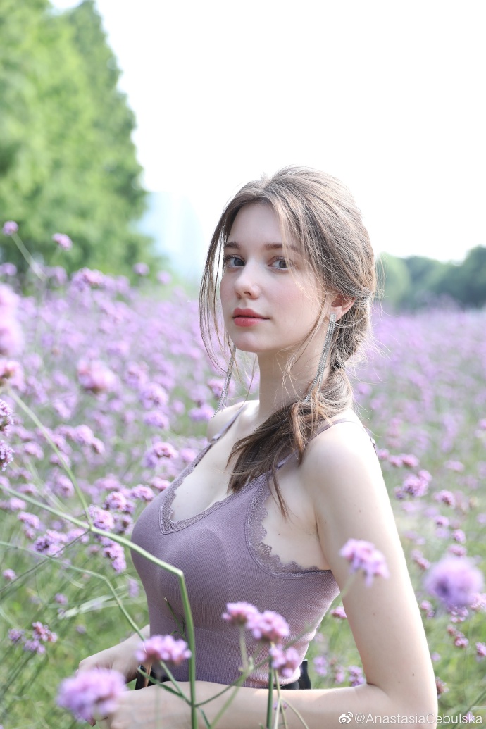 四国混血的"俄罗斯赫本",圈粉54w,网友:小姐姐身材真好