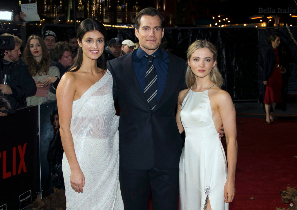 36岁亨利卡维尔现身猎魔人首映礼两位女主角颜值惊为天人