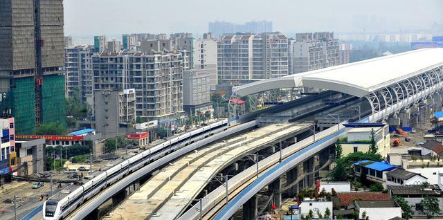 四川省都江堰市的主要高铁车站离堆公园站