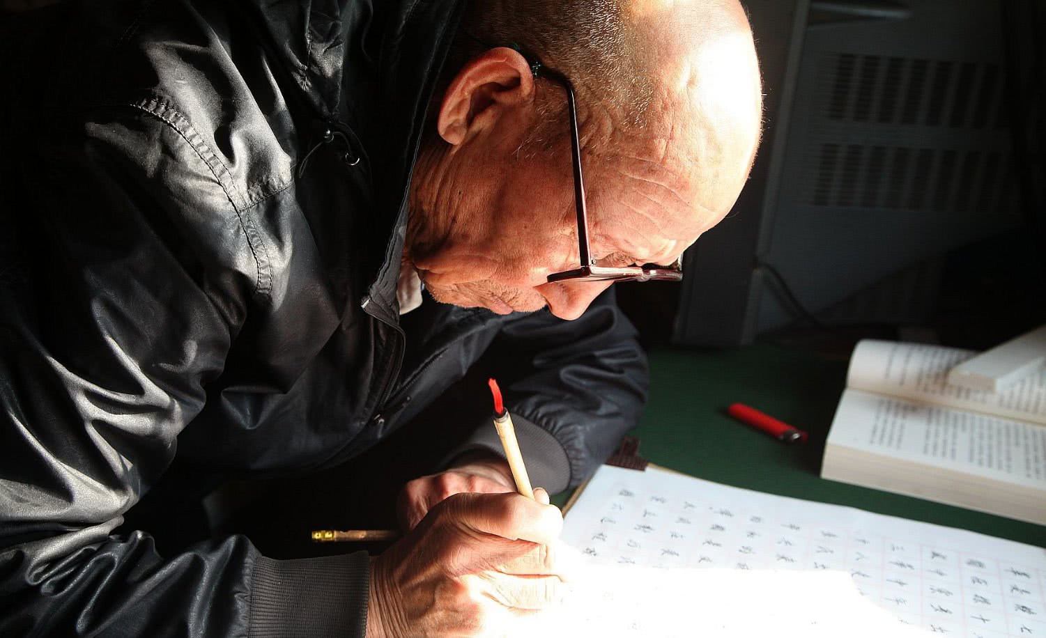 八旬老人爱书法四年写出一巨作引老板出价都被婉拒