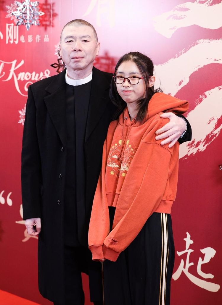 不过徐朵并不是冯小刚的亲生女儿,而是领养的孩子,能够和冯小刚如此