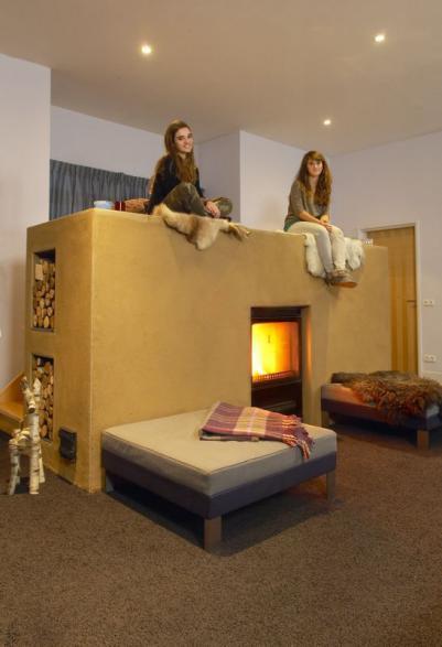 外国人好聪明,客厅模仿东北大炕不放沙发,砌个卡座和壁炉连一体