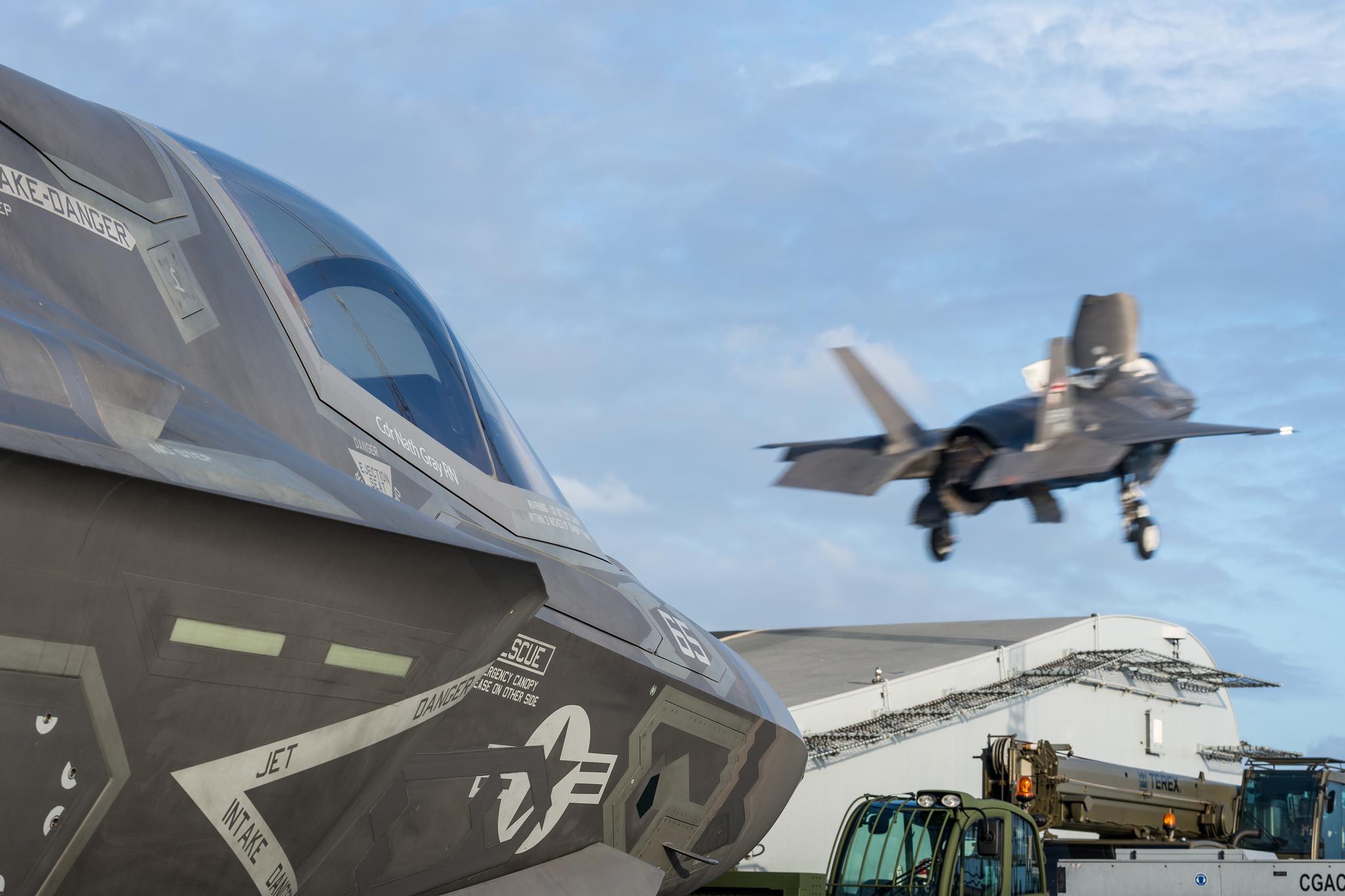 舰载机从滑跃甲板上一跃而起,双航母时代来临,英国海军重回巅峰