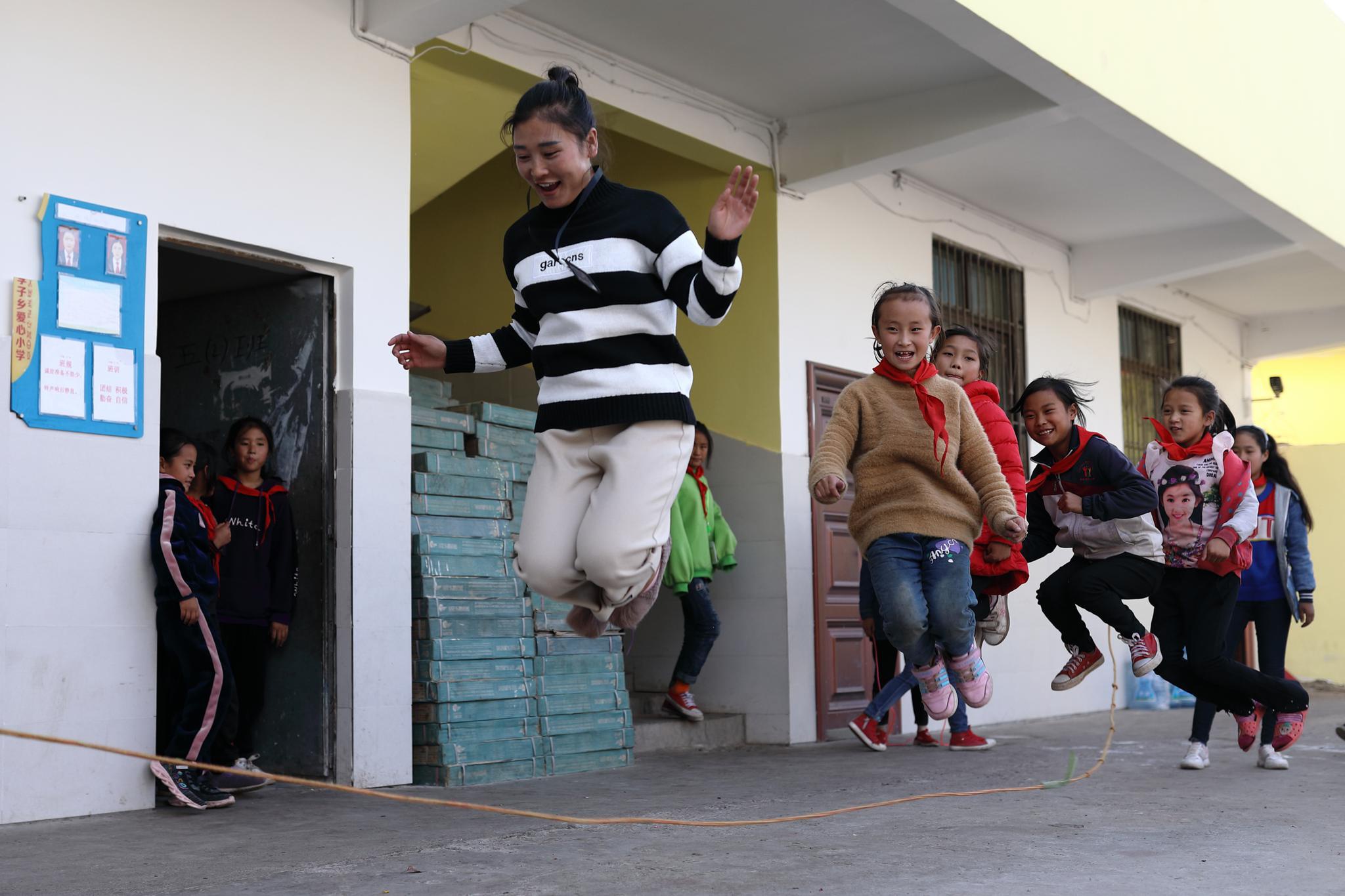 90后女孩退掉娃娃亲坚持上学回母校当老师受马云关注