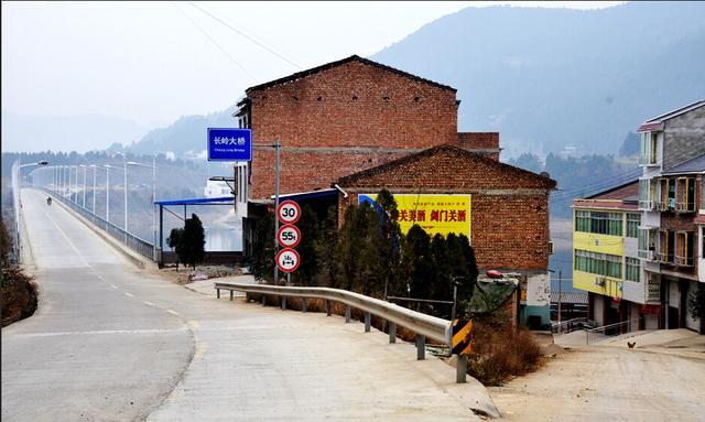 长岭大桥位于剑阁县长岭乡,总长1.