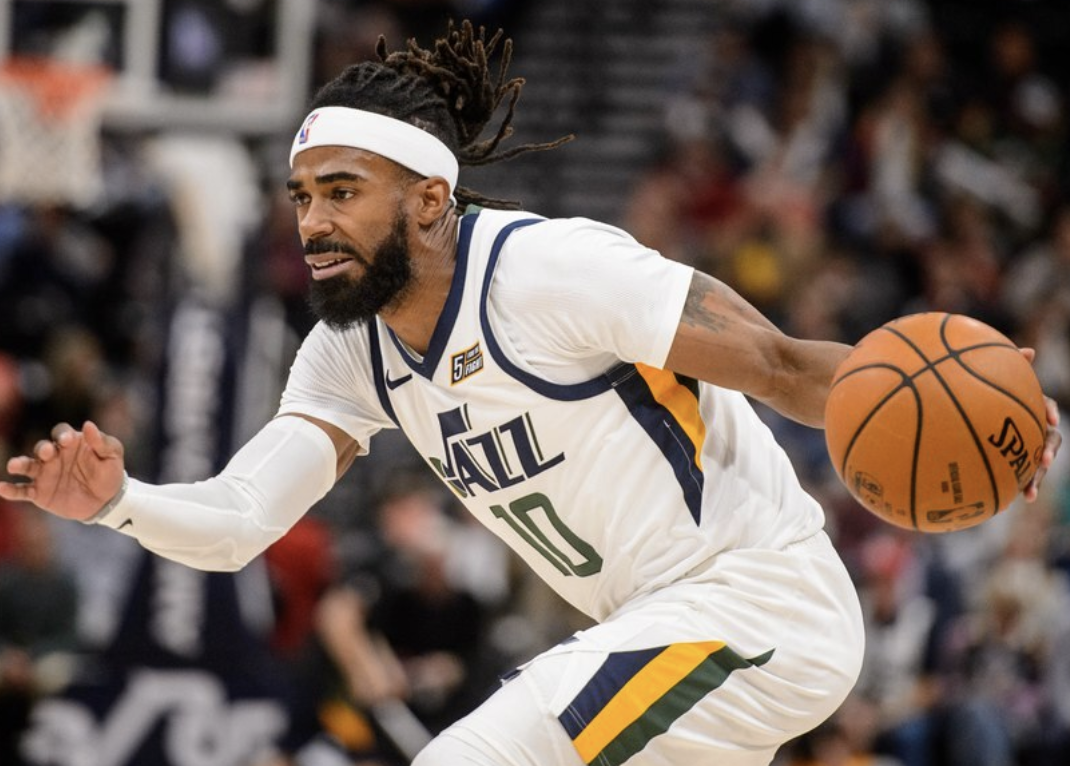 正文       比赛进行到第四节,爵士官方宣布球队后卫迈克-康利因左腿