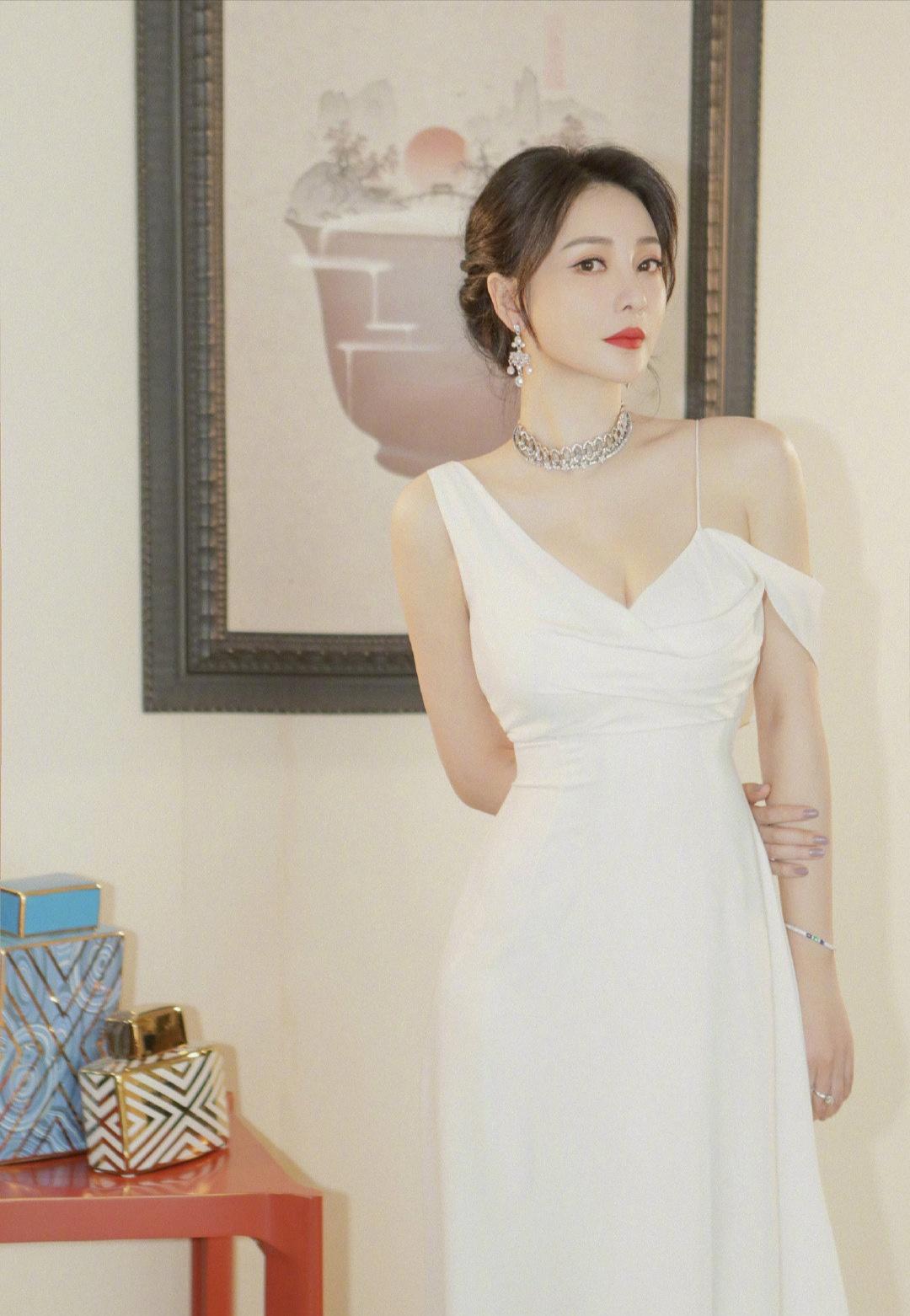 柳岩真是天生尤物丸子头造型抢镜抹胸蓝色礼服大秀火辣身材