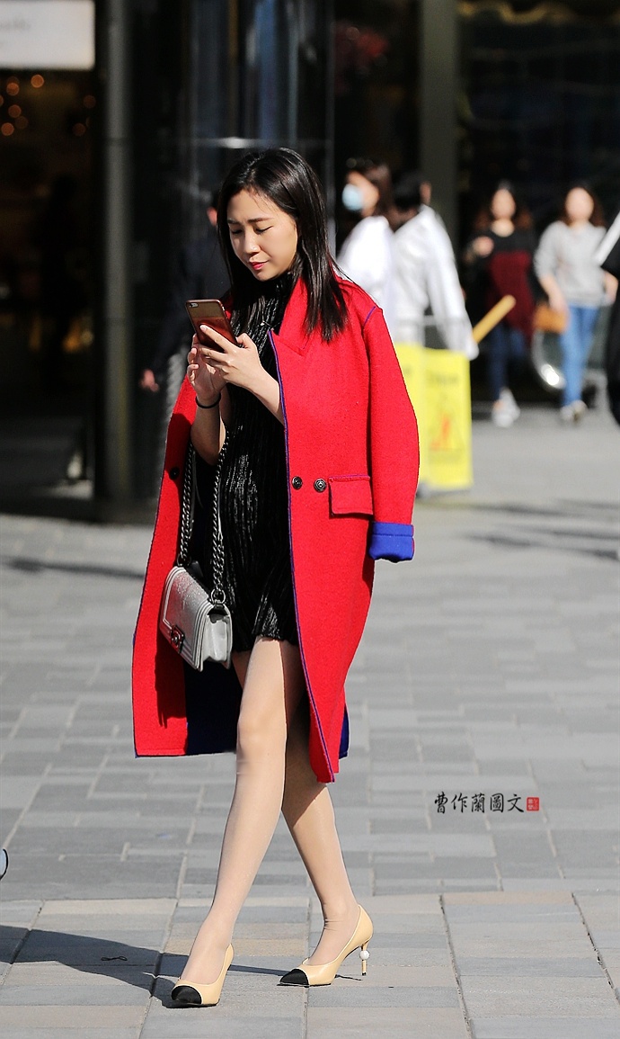 街拍走路小心翼翼的细高跟鞋美女