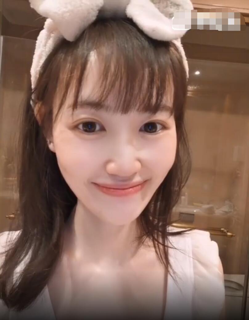 马蓉罕见素颜现身,头戴粉色发箍超少女风,却因太瘦被粉丝心疼?