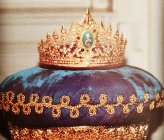 泰国王室多土豪?诗丽吉拥有最大王冠,重达4斤戴上头都抬不起