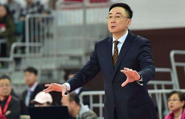 cba记者又闹笑话,王非指导接受采访,记者说道:再次恭喜刘指导