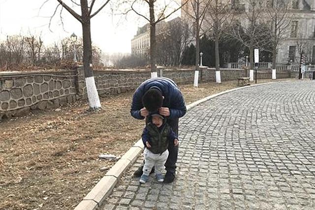 孩子摔跟头你会怎么做?安慰or责备?不同的做法会给孩不同的影响