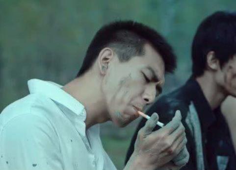 李现寸头也太帅了吧?看他演"问题少年",抽烟的动作确实很能撩